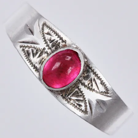 Ring med rosa sten, stl: 18¾, bredd ca 2-6mm, silver Vikt: 1,1 g