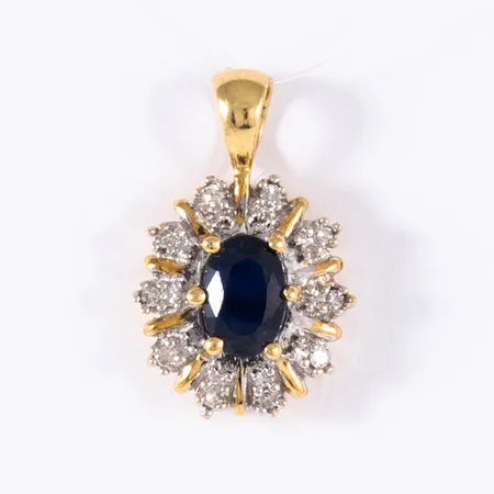Carmoséhänge i 18K guld med en safir och 10 diamanter á 0,005ct. Det är 16,8 mm långt inkl. fast ögla och väger 1,8g. Stämplat GHA (Guldfynd) 750. Stenstorleken 0,05 ingraverad.
