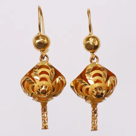 Ett par örhängen genombrutet mönster, 40x16mm, bucklor på baksidan, 21K  Vikt: 3,6 g