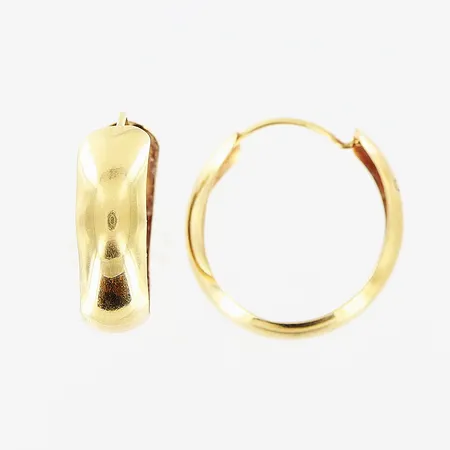 Ett par örhängen, creoler Ø15mm, bredd 4,5mm, skevheter, 18K.  Vikt: 0,9 g