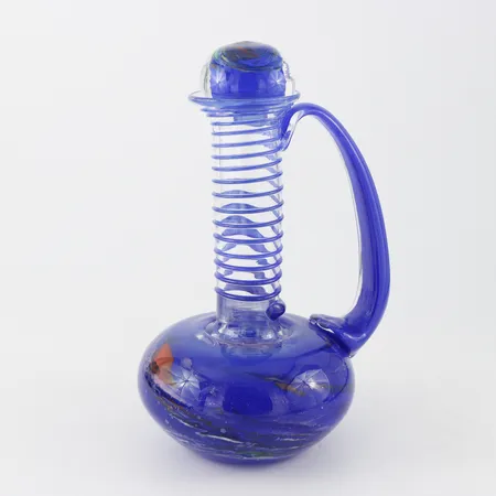 Karaff konstglas signerat,norsk,höjd ca 26 cm. Skickas med postpaket.