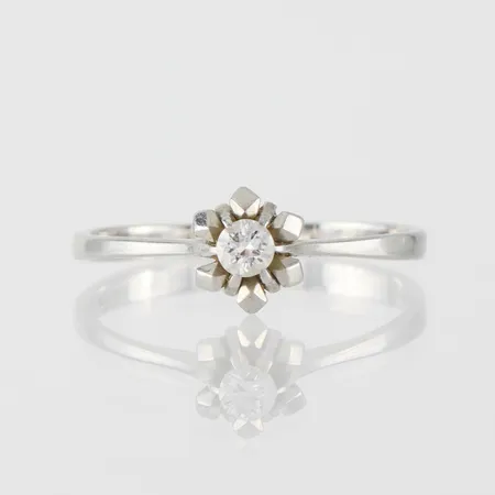 Ring 18k vitguld med diamant,storlek 17 ¾ mm,bredd 1.9-6.8 mm. Vikt: 2,1 g