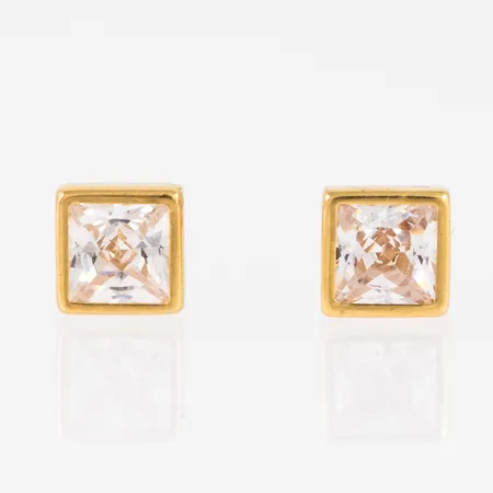 Örhängen i 18K guld med cubic zirconia. De är 6,5 x 6,5 mm och väger 1,4g. Stämplade GHA (Guldfynd) 750. Snurrebussar saknas, men nya i plast medföljer. 
