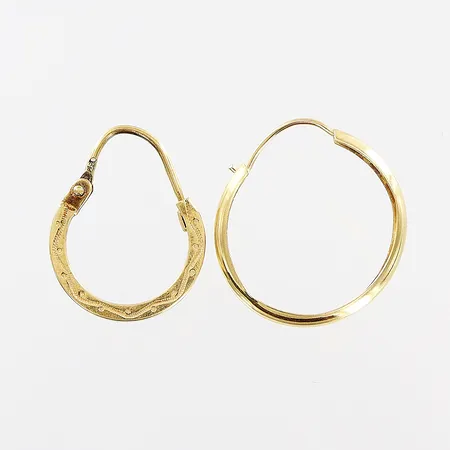 2 enstaka örhängen, skevheter, 18K Vikt: 0,8 g