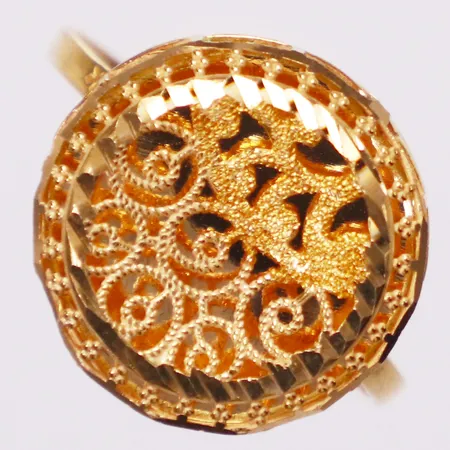 Ring genombrutet mönster, stl 16½, bredd 3,6-15mm, reglerbar skena, skev, 21K  Vikt: 2,4 g