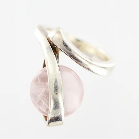 Ring stl 16¾, bredd 3,5-20mm, rosenkvarts, JAa, silver 925/1000. Vikt: 7,9 g