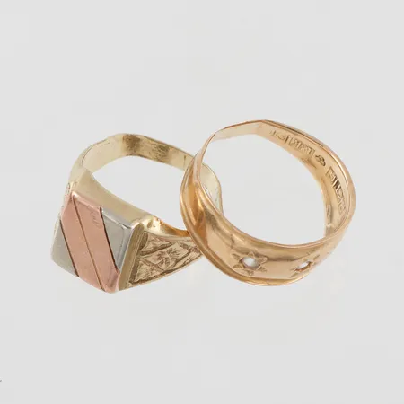 Trasigt guld 18k vikt 1.6 gram,14k vikt 3.6 gram. Vikt: 5,2 g