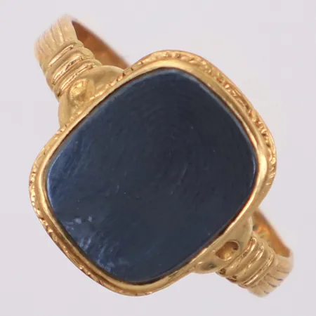 Klackring med svart sten, stl 18½, bredd 13,9mm, 18K Vikt: 3,4 g