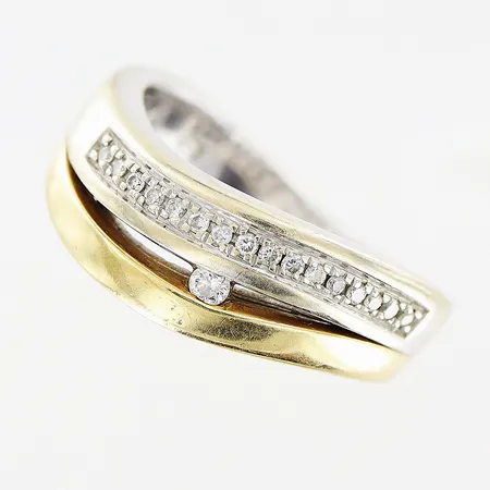 Ring diamanter 16 x ca 0,005ct 1 x ca 0,03ct, stl 16¾, bredd 3,5-7,5mm, vit/gulguld, 14K Vikt: 5,5 g