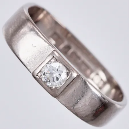 Ring vitguld med diamant ca 1x0,16ct Linell Ab Juvelerare Sven år 1966 stl: 17¼ bredd: ca 3mm, 18K Vikt: 4 g