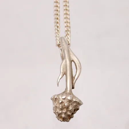  Hänge med kedja i silver, Brunkulla, mått 8,2x23mm, kedja, 45cm, Pansar, bredd 1,7mm, 925/1000, vikt 5,77g.