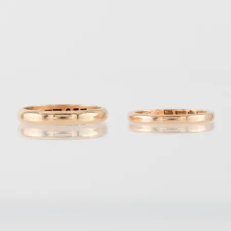 Ringar 2 st 18k med gravyrer. Vikt: 8,1 g