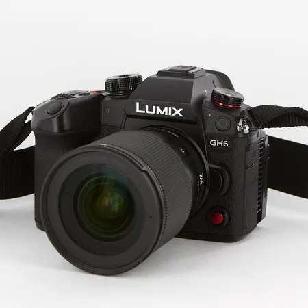 Kamera, Lumix DC-GH6, serienummer: WG2DA002560, objektiv Sigma 16mm 1:1.4, DC DN Ø67, serienummer: 55787813, 3 laddare, 3 batterier, tillbehör, kartong, väska Skickas med postpaket.