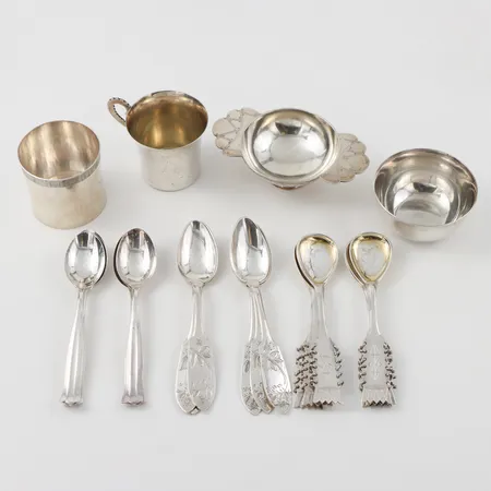 Diverse silver. Vikt: 395,8 g Skickas med postpaket.