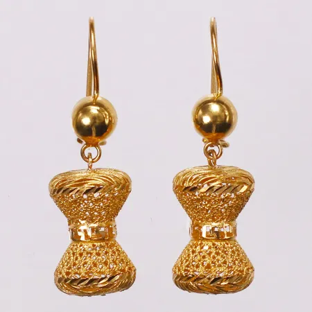 Ett par örhängen genombrutet mönster, 35x11mm, 21K  Vikt: 4,6 g