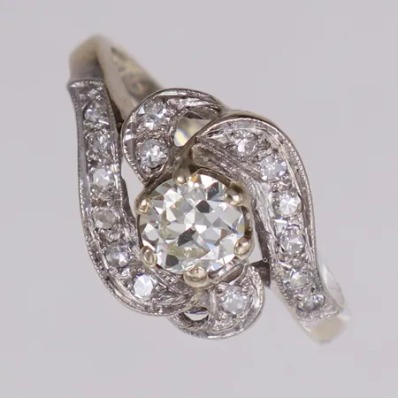 Ring med briljantslipad diamant 1x ca 0,50ct, åttkantslipade diamanter 15x ca 0,01-0,02ct, stl 17, bredd 1,6-11,6mm, vitguld 14K  Vikt: 2,9 g