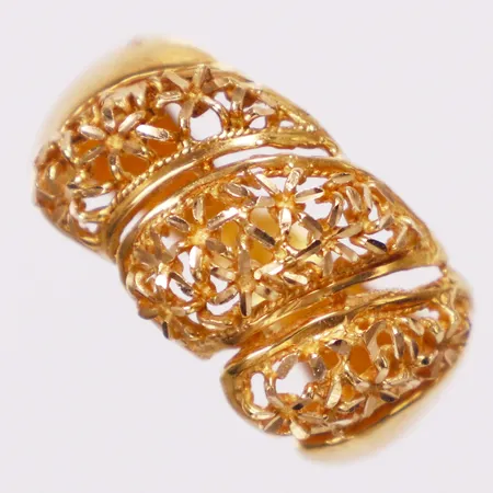 Ring genombrutet mönster, stl 17¾, bredd 4-12mm, öppen skena, 21K  Vikt: 7 g