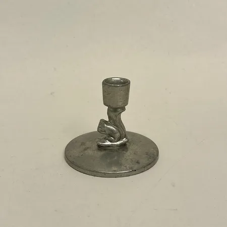 Ljusstake, ekorre, höjd 4,5cm, stämplad  FAK, tenn Vikt: 0 g Skickas med paket.