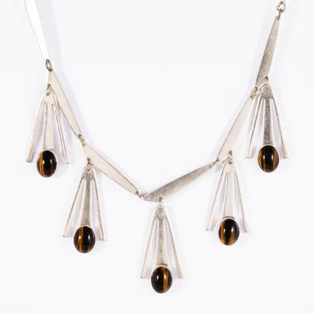 Collier i silver (925/1000): Hängande dekorer med cabochonslipad tigeröga. Det är 49 cm långt, 0,95 - 5 mm brett och väger 23,7g. Dekoren hänger ner 32,5 mm. Springring i oäkta metall.