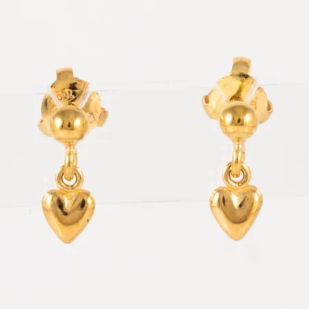 Örhängen i 18K guld: Små hängande hjärtan. De är 3 - 4 mm breda, 11 mm långa och väger 1,6g. 