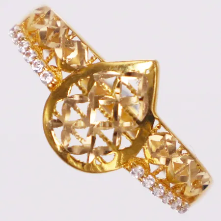 Ring genombrutet mönster, vita stenar, stl 18, bredd 2-11mm, 21K  Vikt: 2,1 g