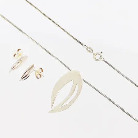 Set Efva Attling, kedja Ormlänk 43cm mindre defekt på länk, hänge 18x35mm, ett par örhängen 10x17mm, etui, silver 925/1000 Vikt: 11,1 g