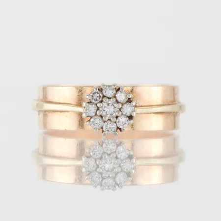 Ring 18k med diamanter ca 1x0,10ct och ca 8x0,03ct,gravyr,storlek 19 ¾ mm, bredd 6.6-6.9 mm. Vikt: 7,6 g