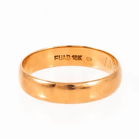 Slät ring i 18K guld. Den är 4,3 mm bred, är i storlek 18¼ och väger 3,3g. Gravyr.
