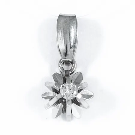Hänge i 18K vitguld med 1 x c:a 0,03ct briljantslipad diamant. Det är 7,5 mm brett, 15,5 mm långt inkl. ögla och väger 1,2g.