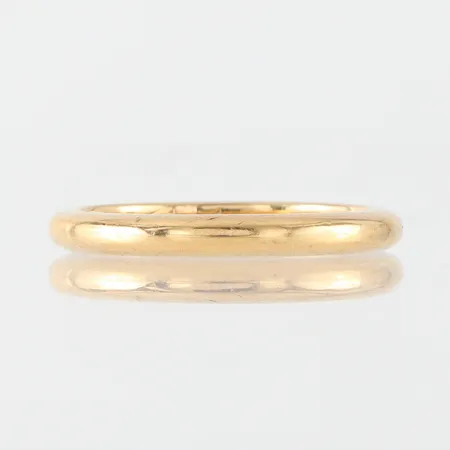 Ring slät med gravyr,storlek 17 mm, bredd 2.5 mm,20k. Vikt: 3,8 g