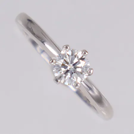 Ring med diamant 1x0,50ct, W/SI, stl 16, bredd 6,2mm, Guldfynd, gravyr, vitguld, 18K Vikt: 3,7 g
