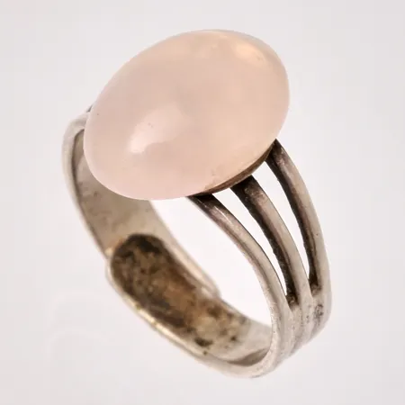  Ring i silver, stl 17, öppen skena, bredd 4,5-13,4mm, 1st rosenkvartz, mått 10x13,4mm, 925/1000, vikt 3,64g.