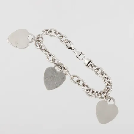 Armband Silver 925/100 med 3 st berlocker,längd ca 20 cm,bredd 2-25 mm. Vikt: 39,4 g