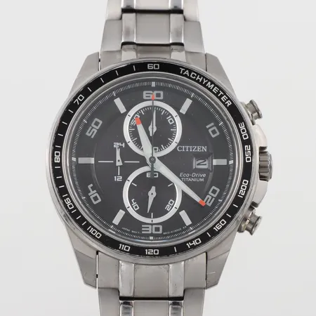 Herrur Citizen Eco-Drive Titanium,diameter ca 45 mm,tickar igång men ej funktionstestad.