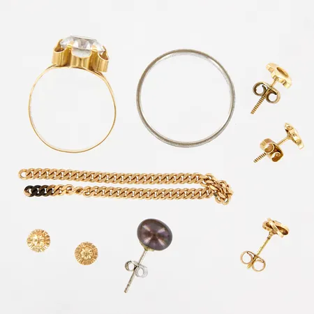 2 ringar, ett par örhängen defekta, 2 udda örhängen, 3 bitar skrot, 18K Vikt: 9,6 g