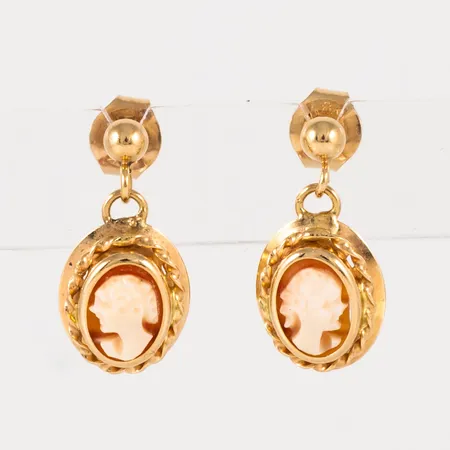 Örhängen Camé i 18K guld. De är 3 - 9 mm breda, 17,5 mm långa och väger 1,8g. 