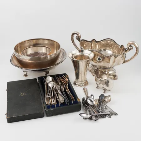 Diverse silver 7 st föremål,alla med större gravyrer,vikt 2212 gram + diverse nysilverbestick. Vikt: 2212 g Skickas med postpaket.