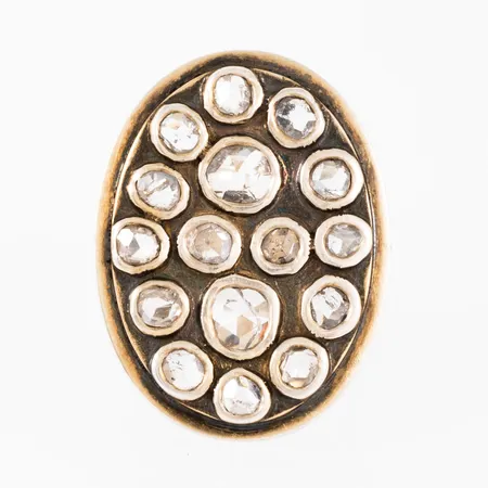 Ring i förgyllt silver (925/1000): Oval platta 29,5 x 22,5 med 16 rosenslipade diamanter Ø 2,5 - 4,5 mm. Den är i storlek 15½, är 8 - 22,5 mm bred och väger 12,0g. Engelska stämplar, London, 1977.