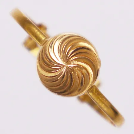 Ring mönstrad, stl 17¼, bredd 3-8mm, reglerbar skena, bucklig, 21K  Vikt: 1,4 g