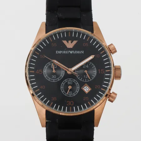 Herrur Emporio Armani diameter ca 42.6 mm,tickar igång men ej funktionstestad,box.