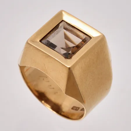  Klackring i 18K guld, stl 18½, 1st rökfärgad sten, mått 9x9mm, tillverkad av D Ekström Aktiebolag, år 1975, bruttovikt 7,44g, ca nettovikt 6g.