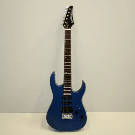 Elgitarr Washburn wr120, Hss konfiguration, 5-lägesswitch,1st ton/ volymkontroll, lönnhals med greppbräda i rosenträ, bruksslitage med nån stötskada samt färgskav. svajarm saknas Skickas med Bussgods eller PostNord