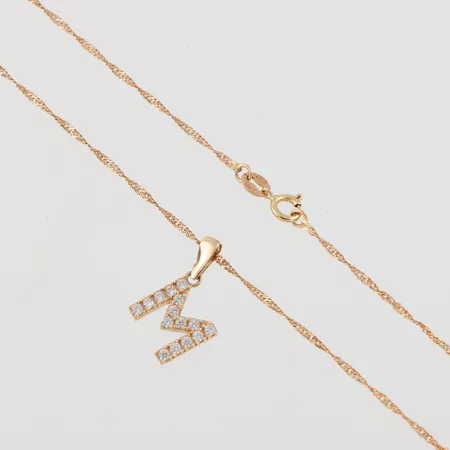 Collier med hänge 18k,bokstaven M med stenar,längd ca 44 cm,hängets höjd ca 8.7 mm. Vikt: 1,9 g