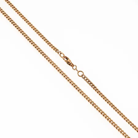 Kedja Pansar i 18K guld. Den är 53 cm lång, 3,2 mm bred och väger 19,5g. Sliten karbinhake. 