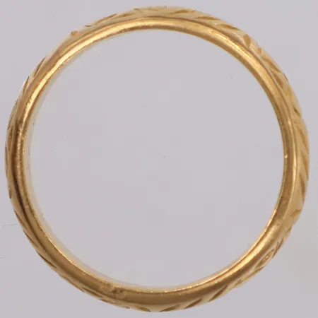 Ring med mönsterdekor, stl 19, bredd 6mm, gravyr, 20K Vikt: 9,2 g