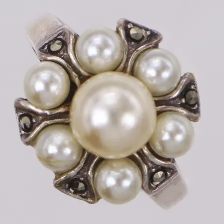 Ring med pärlor och markasiter, stl 16¾, bredd 2,3-13,7mm, 925/1000 silver Vikt: 3,8 g