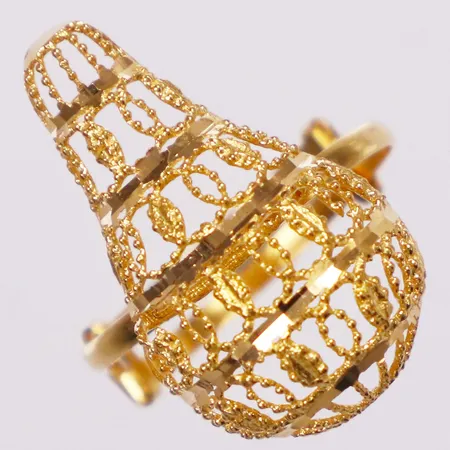 Ring genombrutet mönster, stl 16½, bredd 2,8-22mm, reglerbar skena, 21K  Vikt: 2,1 g