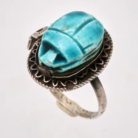 Ring i silver, stl 20, bredd 2,2-20,4mm, 1st turkos skarabé, mått 10x15,8mm, en ankh saknas på sidan, vikt 4,8g.