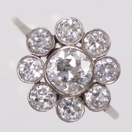 Ring diamanter 1 x ca0,80ct, 7 x ca0,17ct gammalslipade/piqué, stl 17¾, bredd 0,9-13mm, 14K  Vikt: 3,2 g