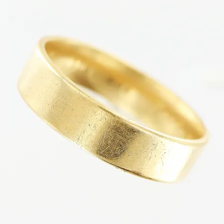 Ring slät stl 20¾, gravyr, 18K Vikt: 7,7 g